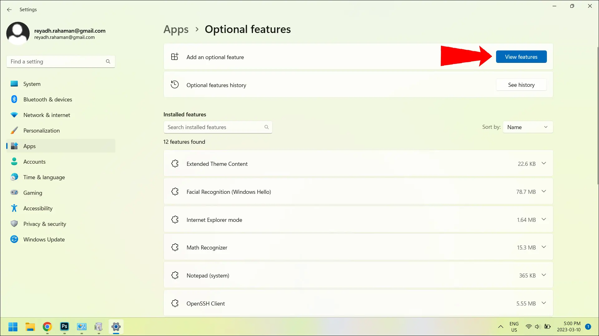 Flecha roja que apunta al botón Ver funciones en la aplicación Configuración.