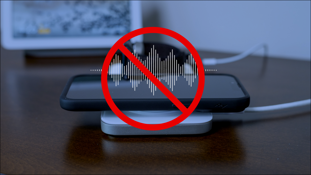 白噪声被划掉的充电器上的 iPhone。