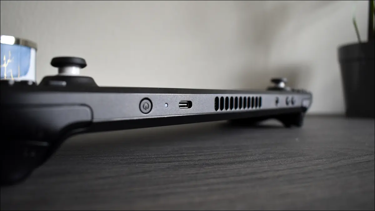 Steam Deck 顶部的 USB-C 充电端口和通风口