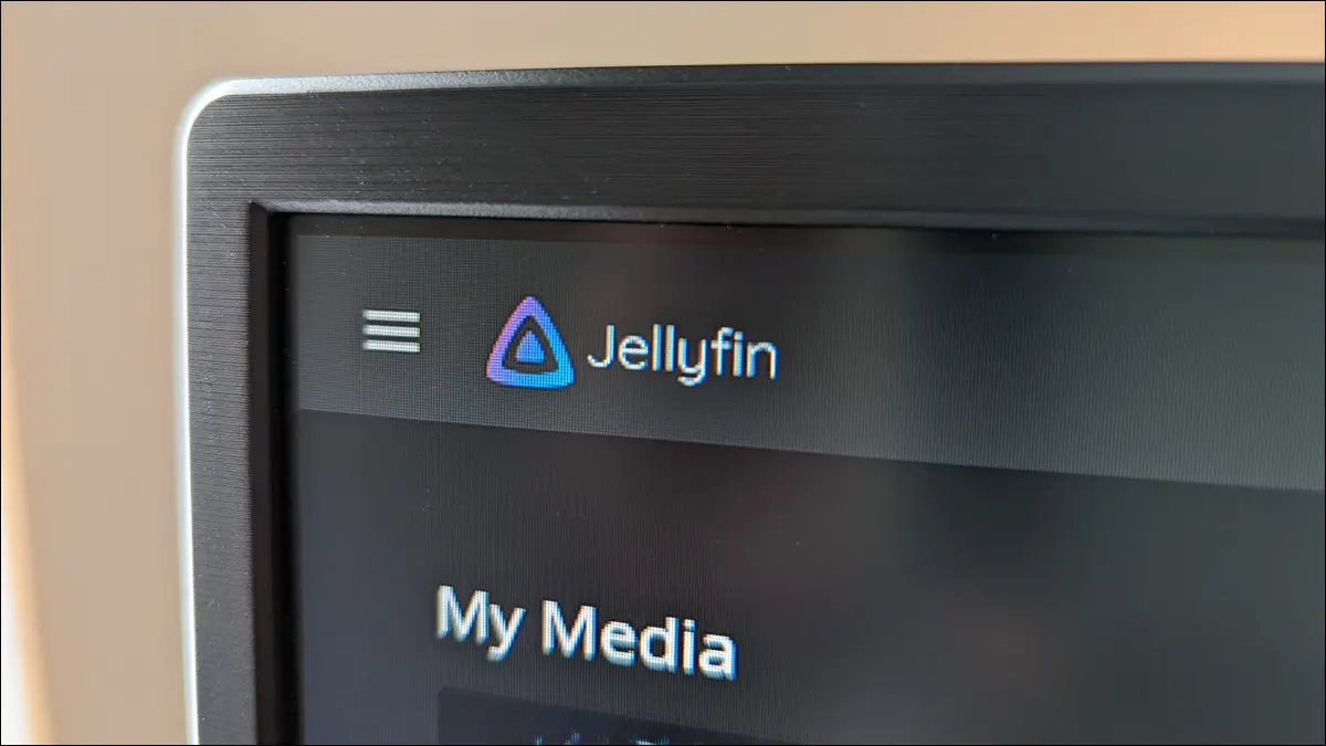 Libre d'un écran d'ordinateur avec le logo Jellyfin au point.