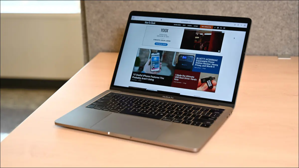 Macbook Pro z otwartym HTG