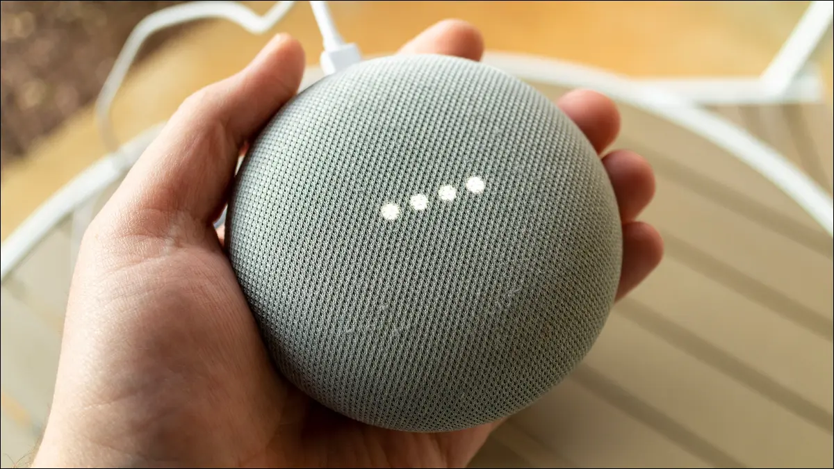 Persona con uno smart speaker Google Nest Mini