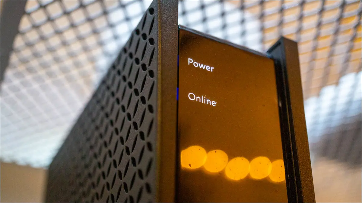 Spectrum Internet 的 Technicolor E31T2V1 调制解调器特写