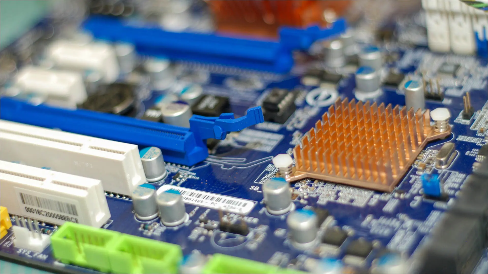 Slot PCIe, slot PCI e altre parti elettriche in una scheda madre.