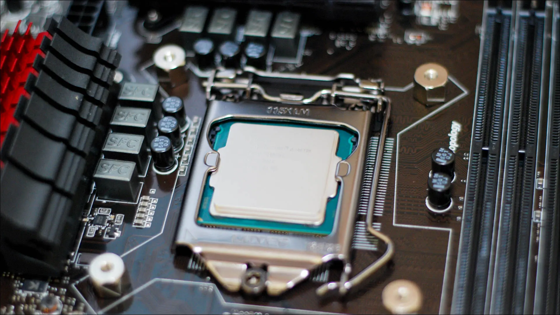 CPU Intel seduta sul suo socket.
