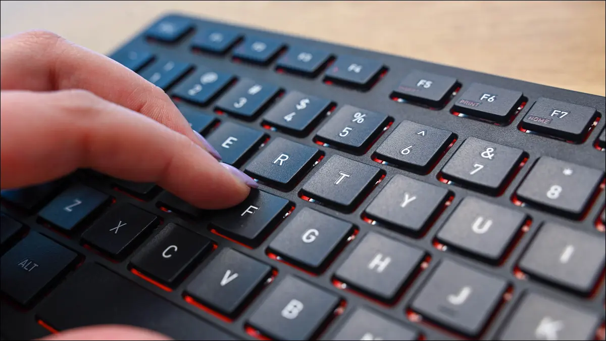 在 Cherry KW 9200 迷你键盘上打字的人