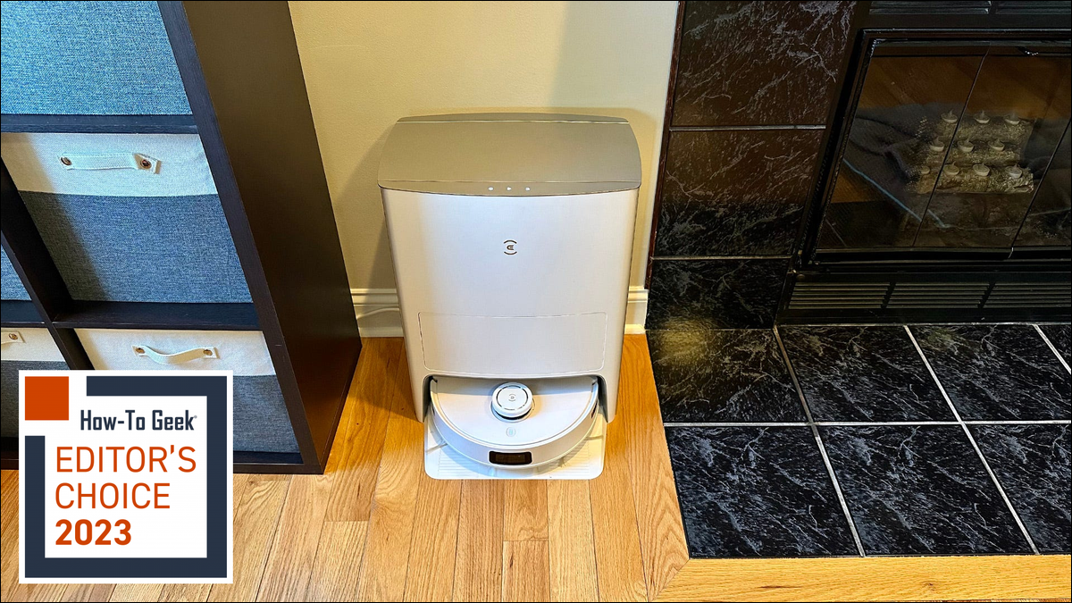 DEEBOT T10 OMNI entre une cheminée et des bacs de rangement