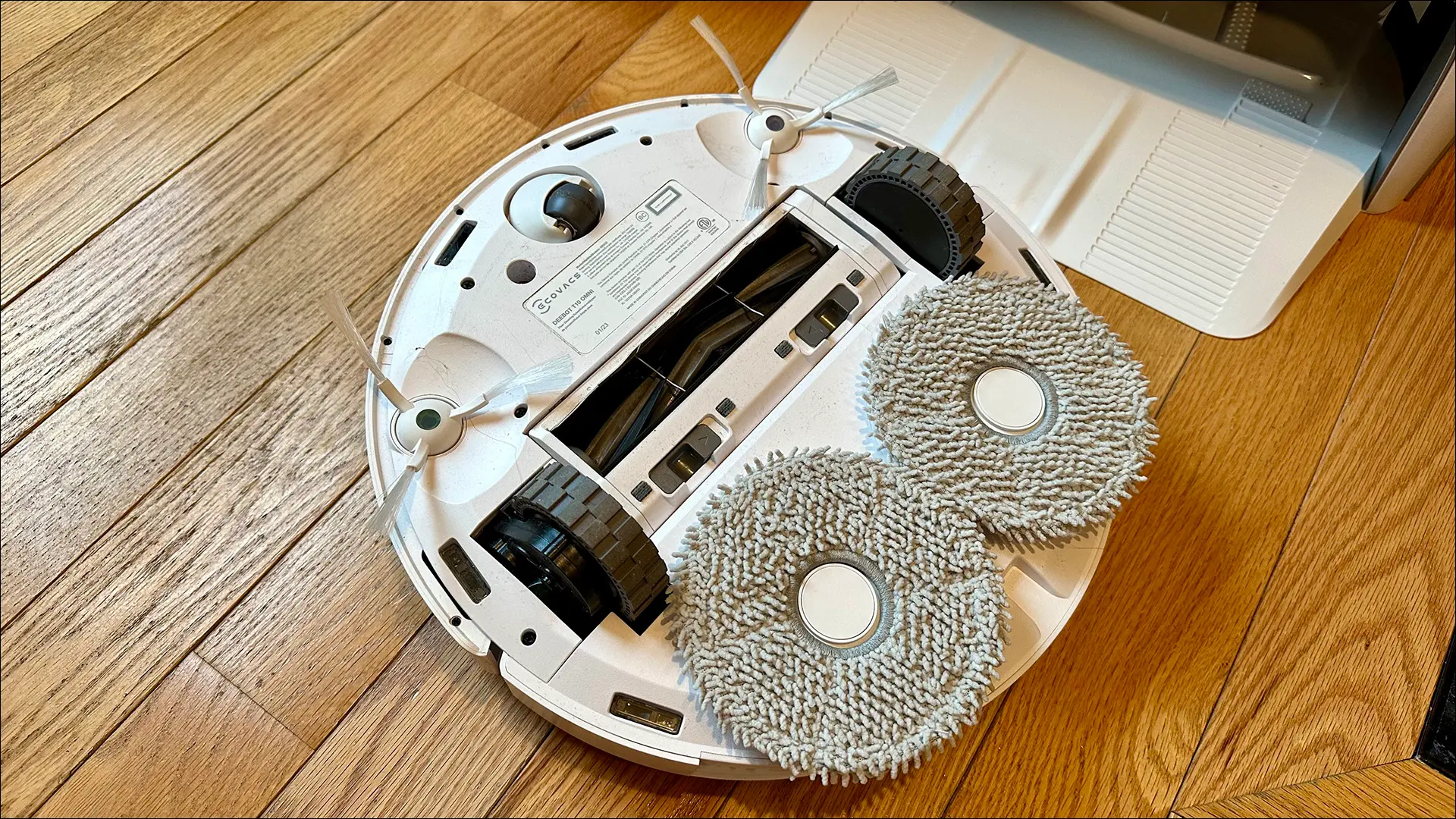 Dessous du robot DEEBOT T10 OMIN montrant les plaques et les tampons de vadrouille
