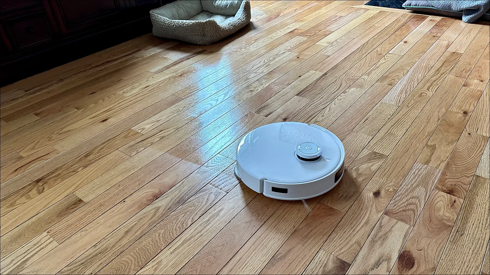 Le robot DEEOBT T10 OMNI nettoie les parquets