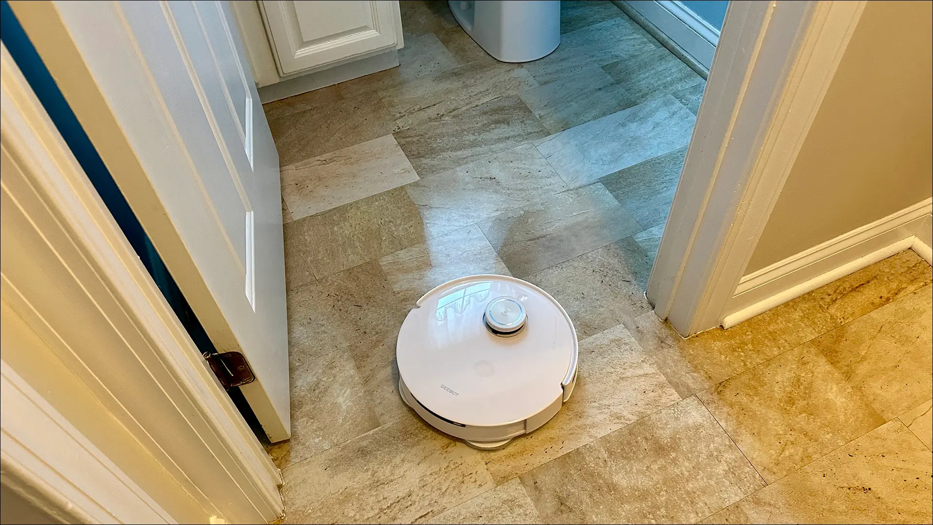 Le robot DEEOBT T10 OMNI nettoie les sols en vinyle dans une salle de bain