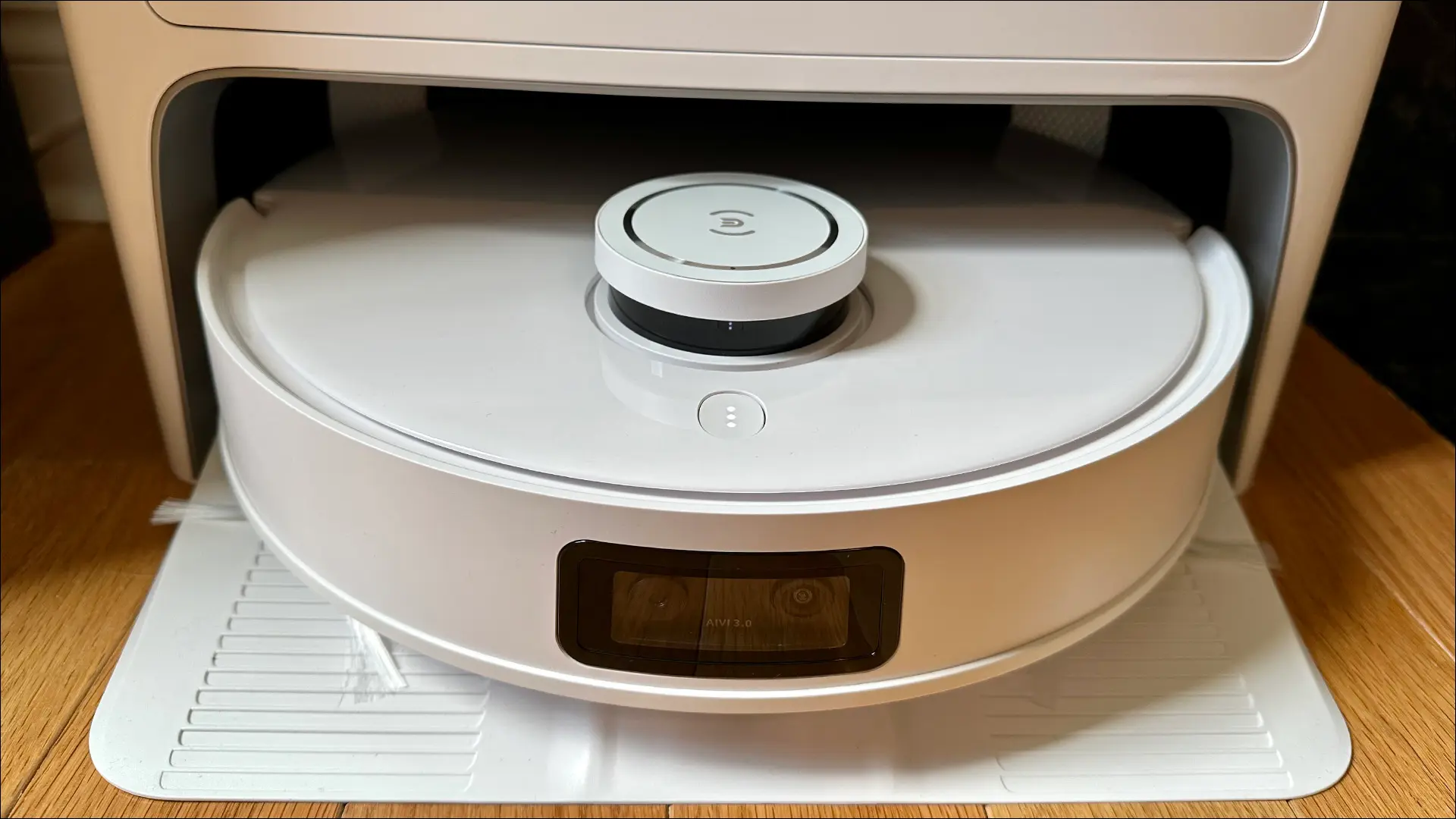Vue de face en gros plan du robot DEEBOT T10 OMNI amarré à sa station.