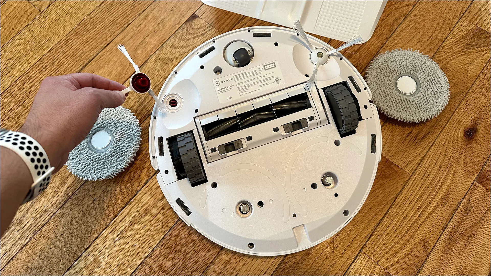 Dessous du robot DEEBOT T10 OMNI, montrant les brosses et les tampons de vadrouille