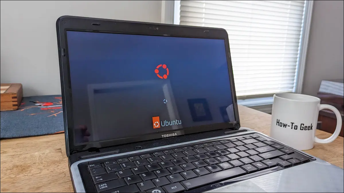 Tela de inicialização do Ubuntu Linux em um laptop