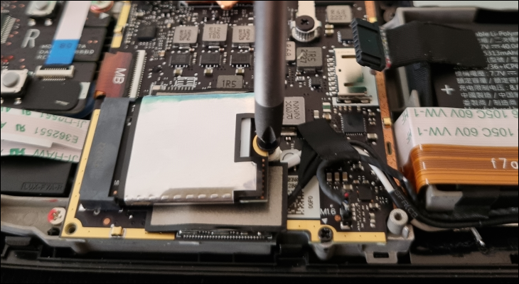新しいSSDを取り付けてネジで固定します