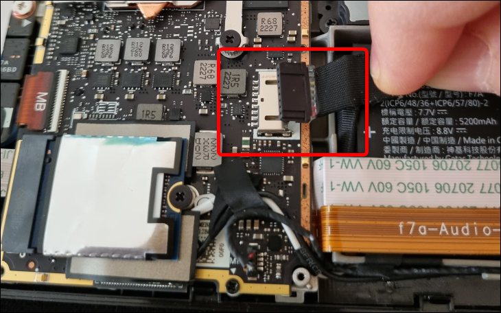 古い SSD を取り外す前に、バッテリー コネクタが完全に外されていることを確認してください。