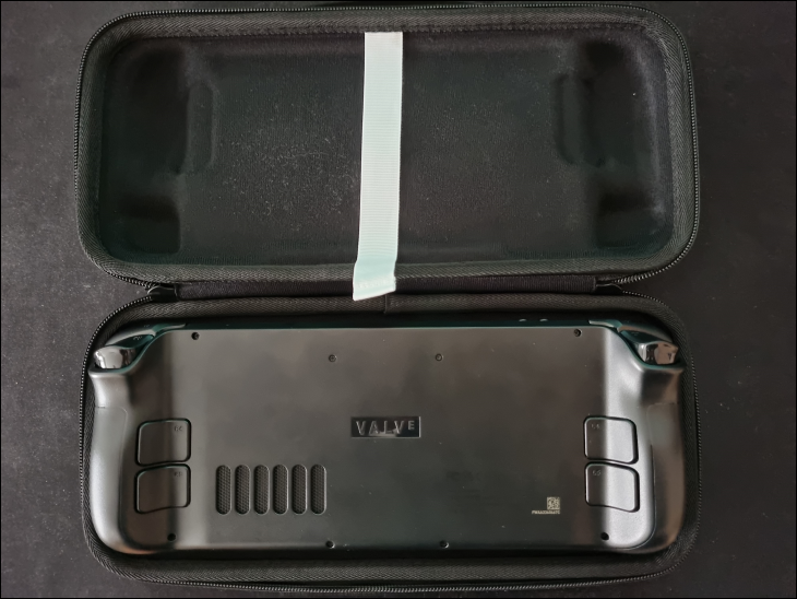 SSD を交換する最良の方法は、デッキをキャリング ケースに入れることです。
