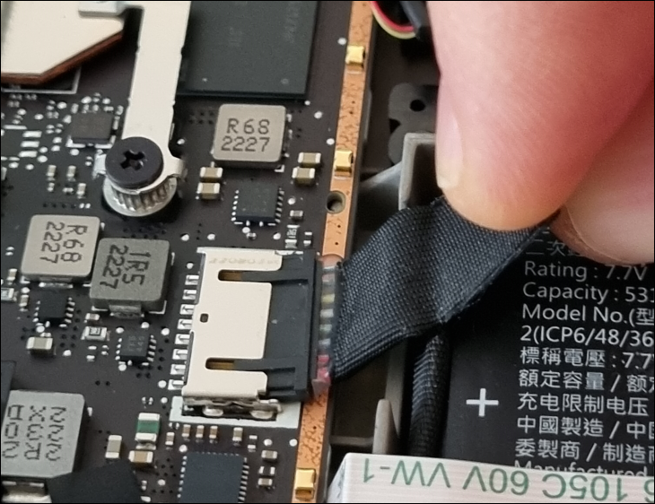 バッテリーのプルタブを引いてバッテリーを取り外します