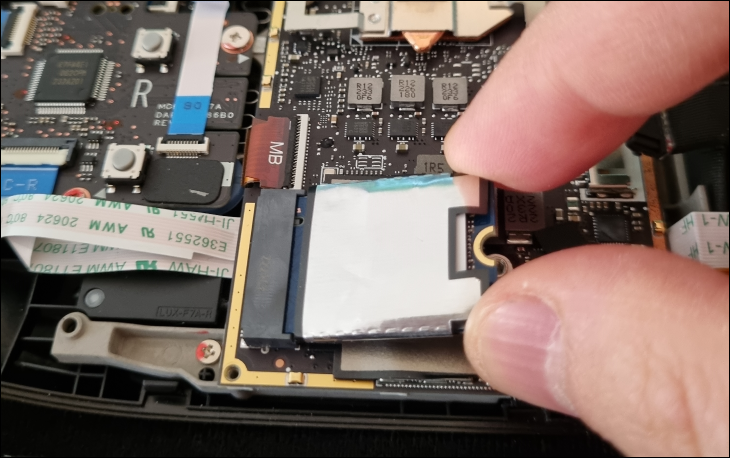 SSDを固定しているネジを外し、指で引き上げてSSDを取り外します。
