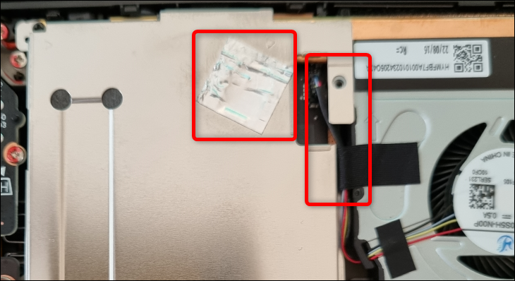 ボードシールドを元に戻したら、アルミニウムのネジカバーを元に戻し、シールドがファンケーブルを圧迫していないことを確認します。