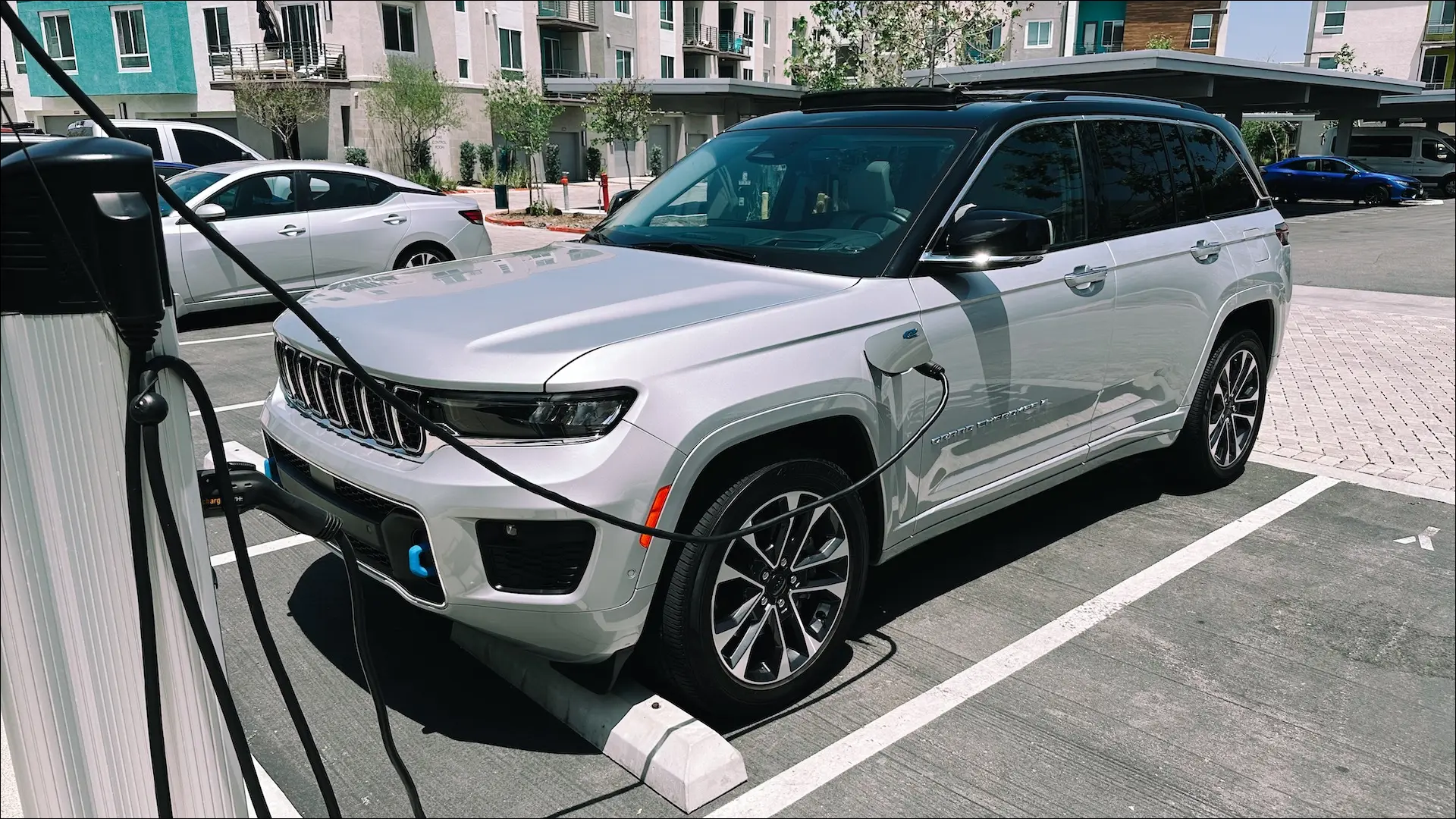 Демонстрация Grand Cherokee 4xe, подключенного к общественной зарядной станции.