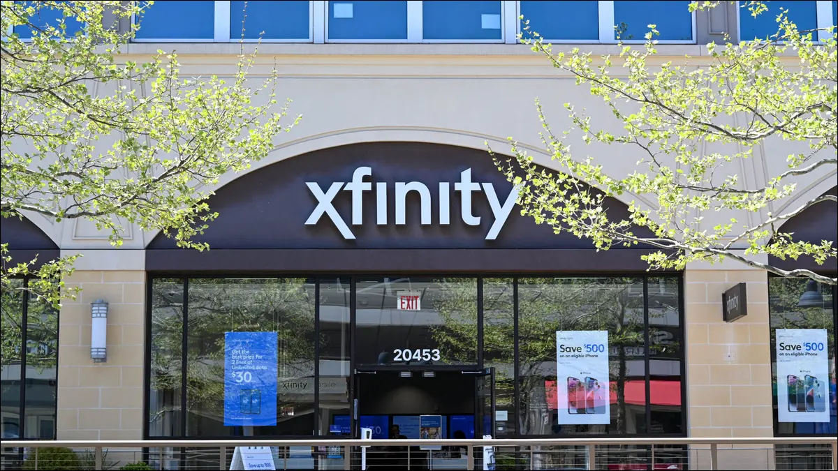 Fața magazinului Xfinity într-o zonă centrală