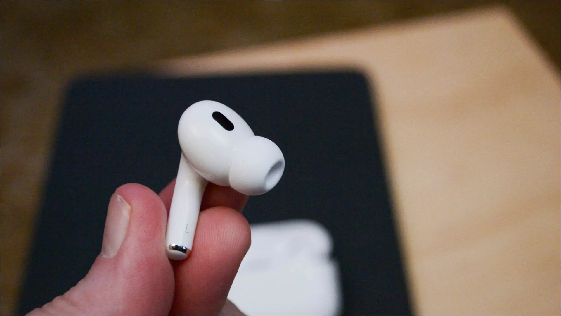 Pojedynczy Apple AirPod Pro drugiej generacji