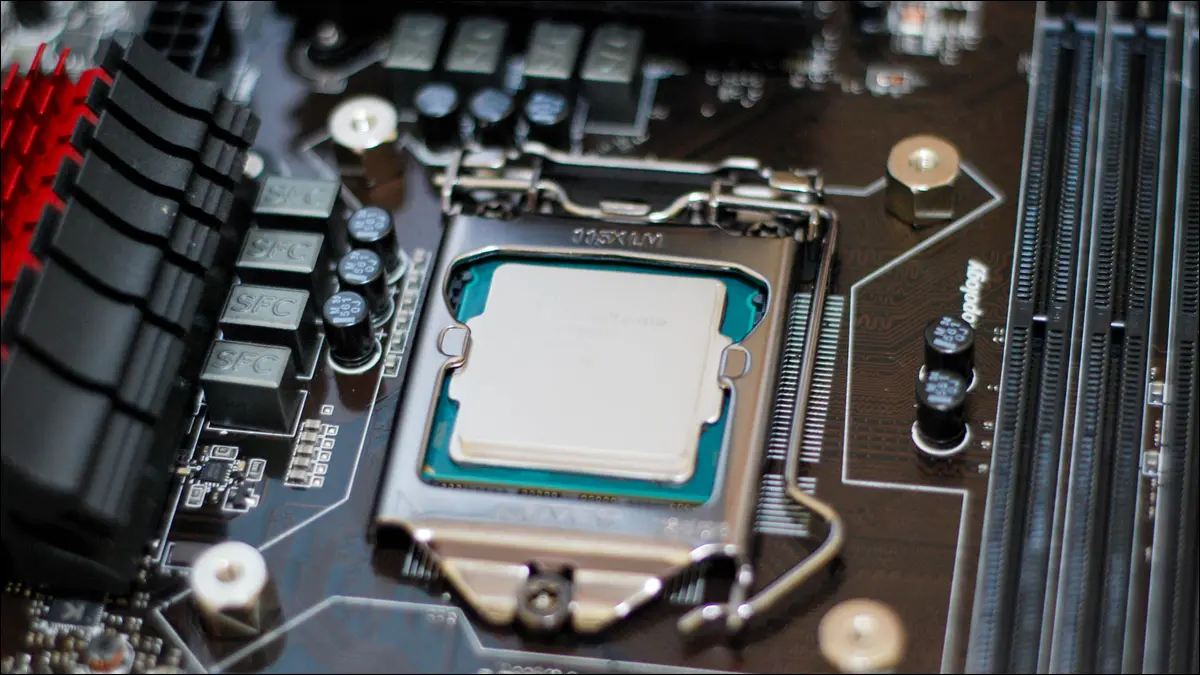 Chip de CPU en una placa base MSI