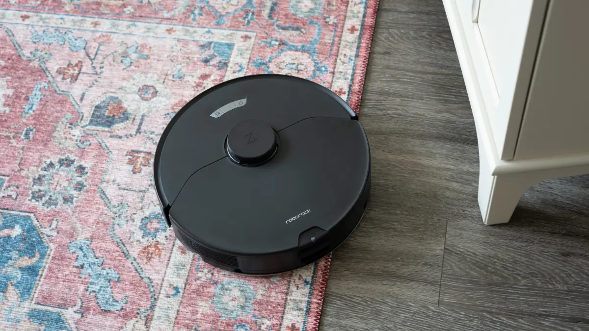 Roborock S7 Max Ultra dekat tepi permadani