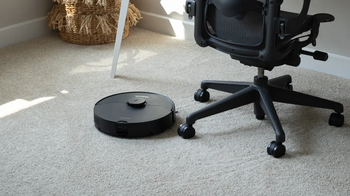 Le Roborock S7 Max Ultra près de la chaise de bureau