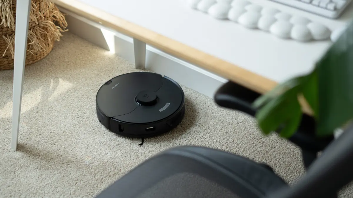 Le Roborock S7 Max Ultra sous un bureau