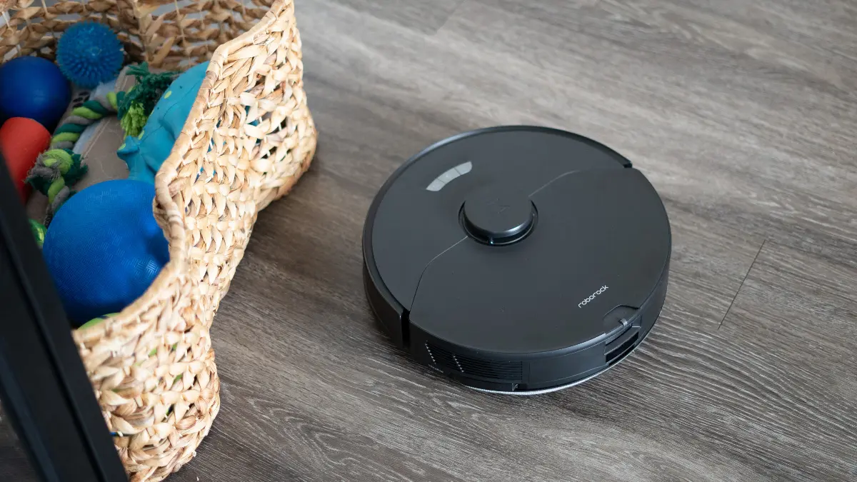 Le Roborock S7 Max Ultra près du panier de jouets pour chiens