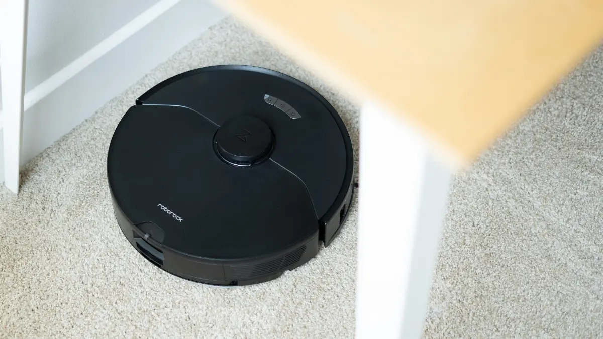 Gros plan du Roborock S7 Max Ultra sous un bureau