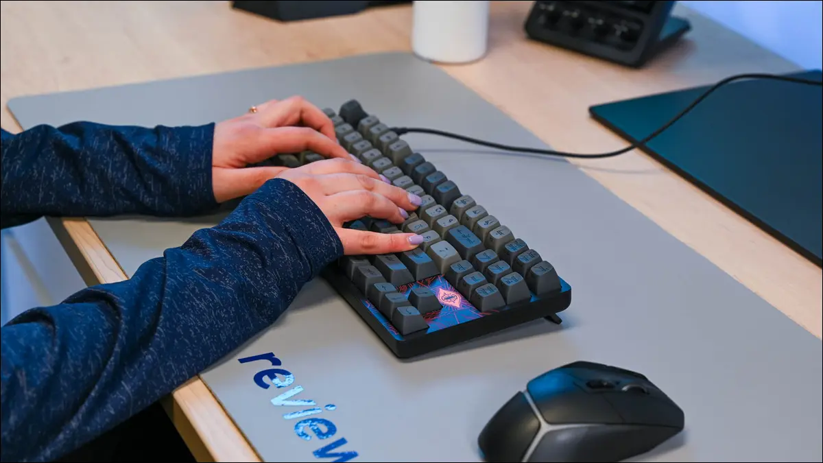Persoană care tastează pe Drop + The Lord of the Rings Black Speech Keyboard