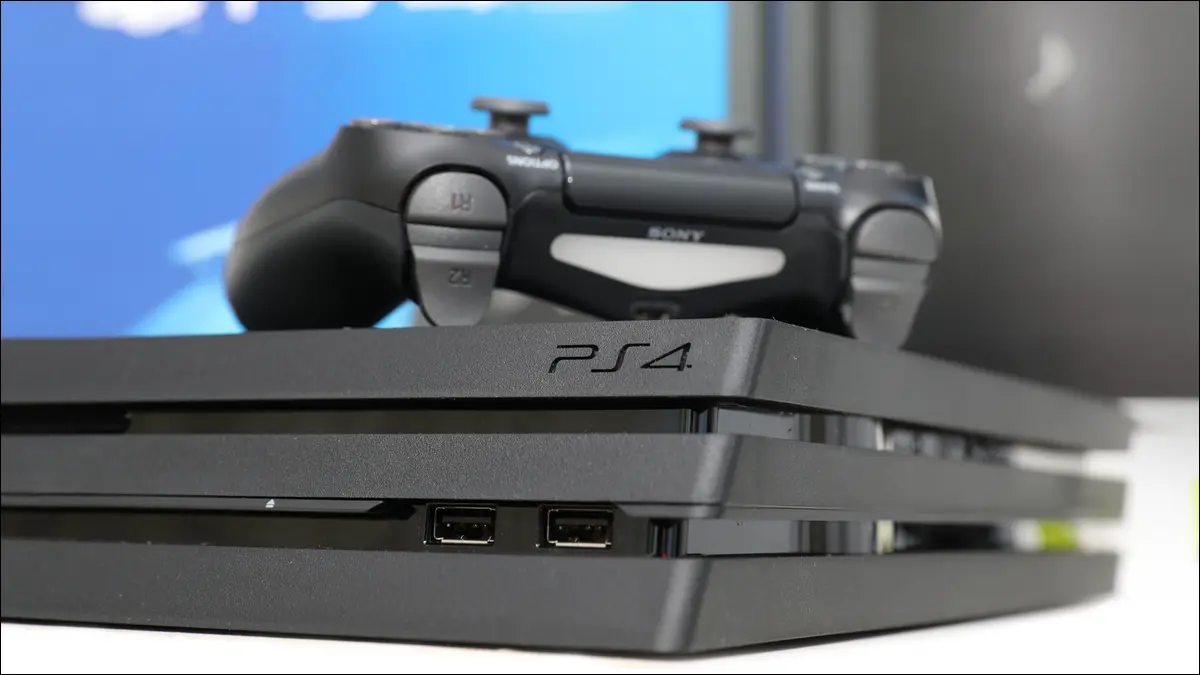 Manette Sony Dualshock avec PlayStation 4 Pro.