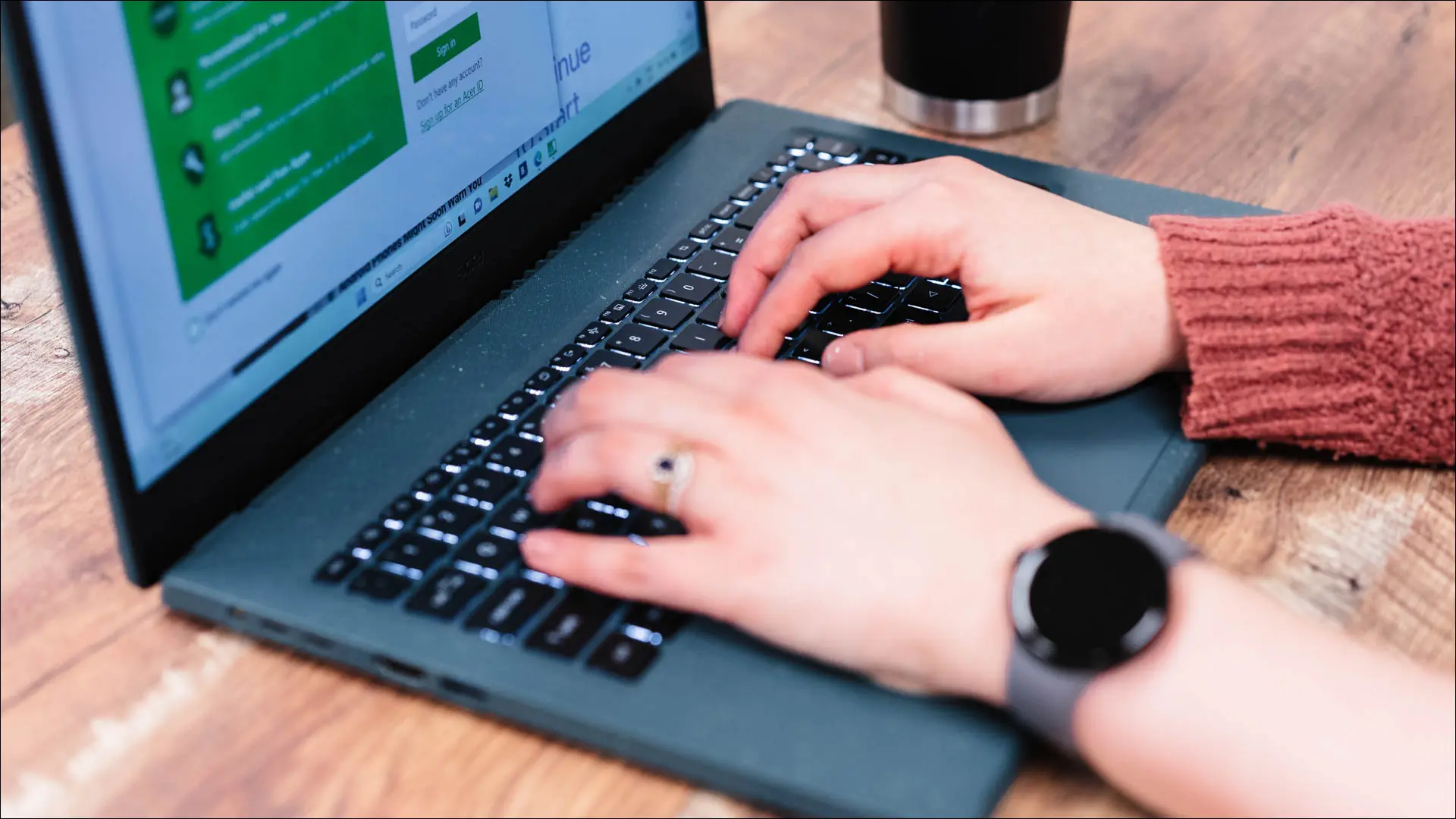 Personne tapant sur le clavier de l'Acer Aspire Vero