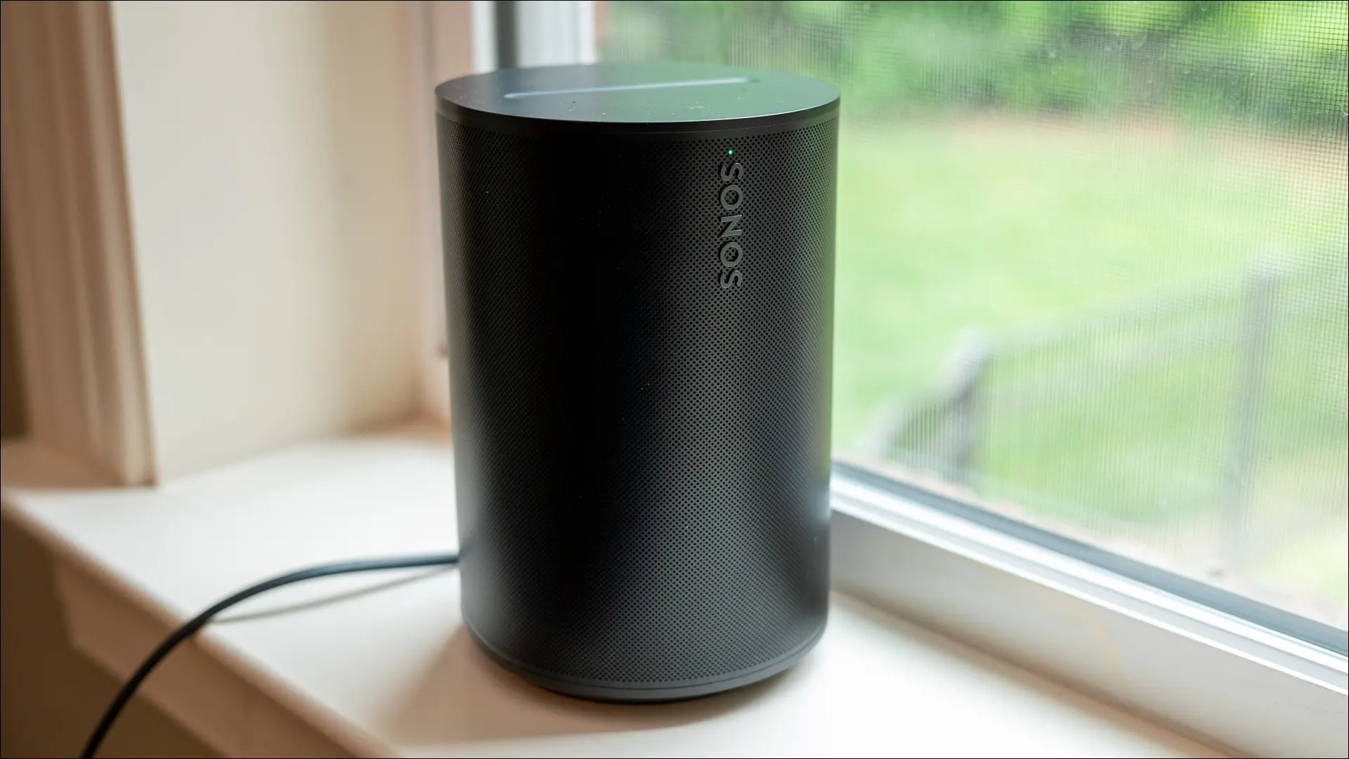 Sonos Era 100 steht auf einem Regal