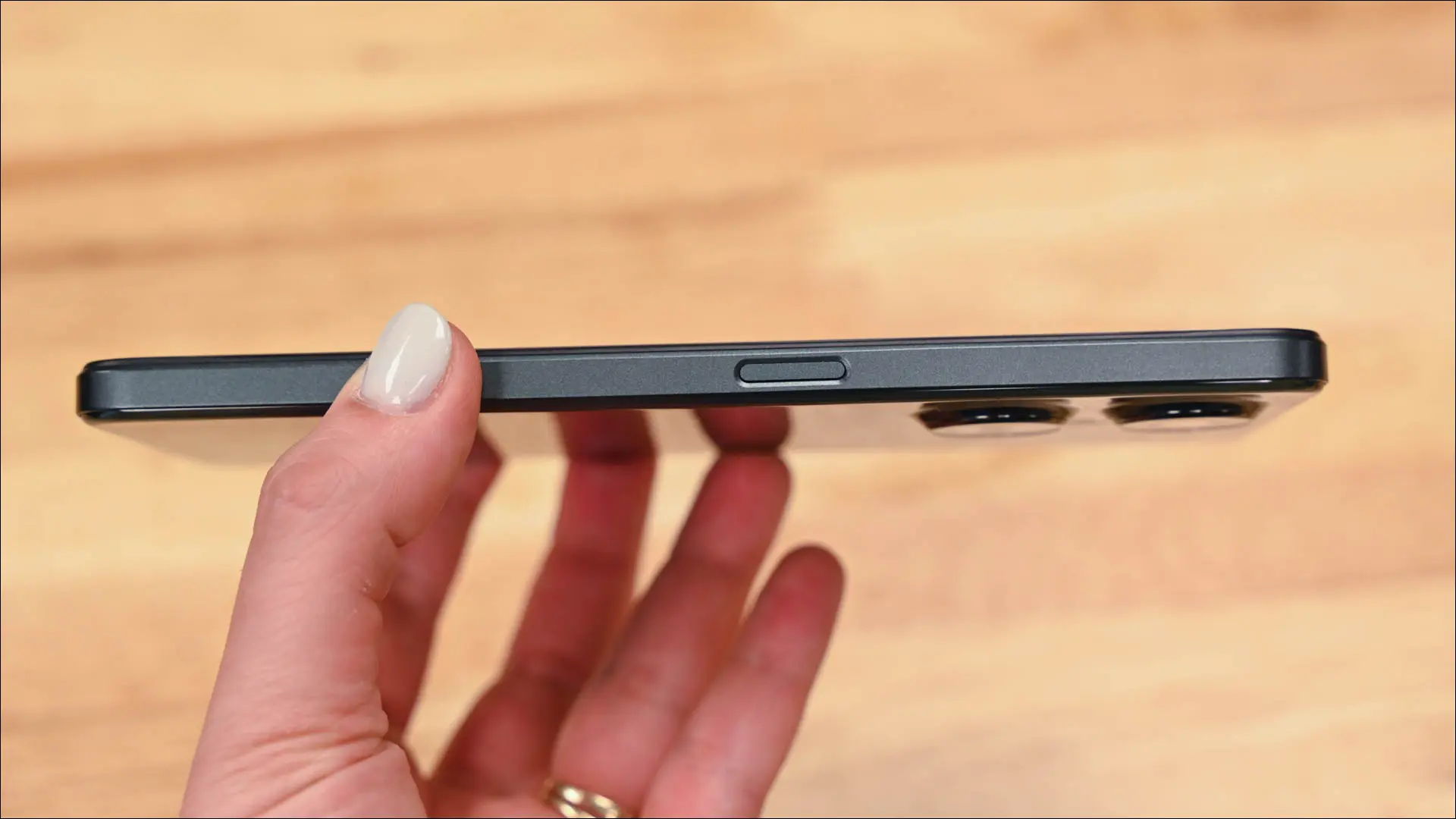 OnePlus Nord N30 5G tenu sur le côté