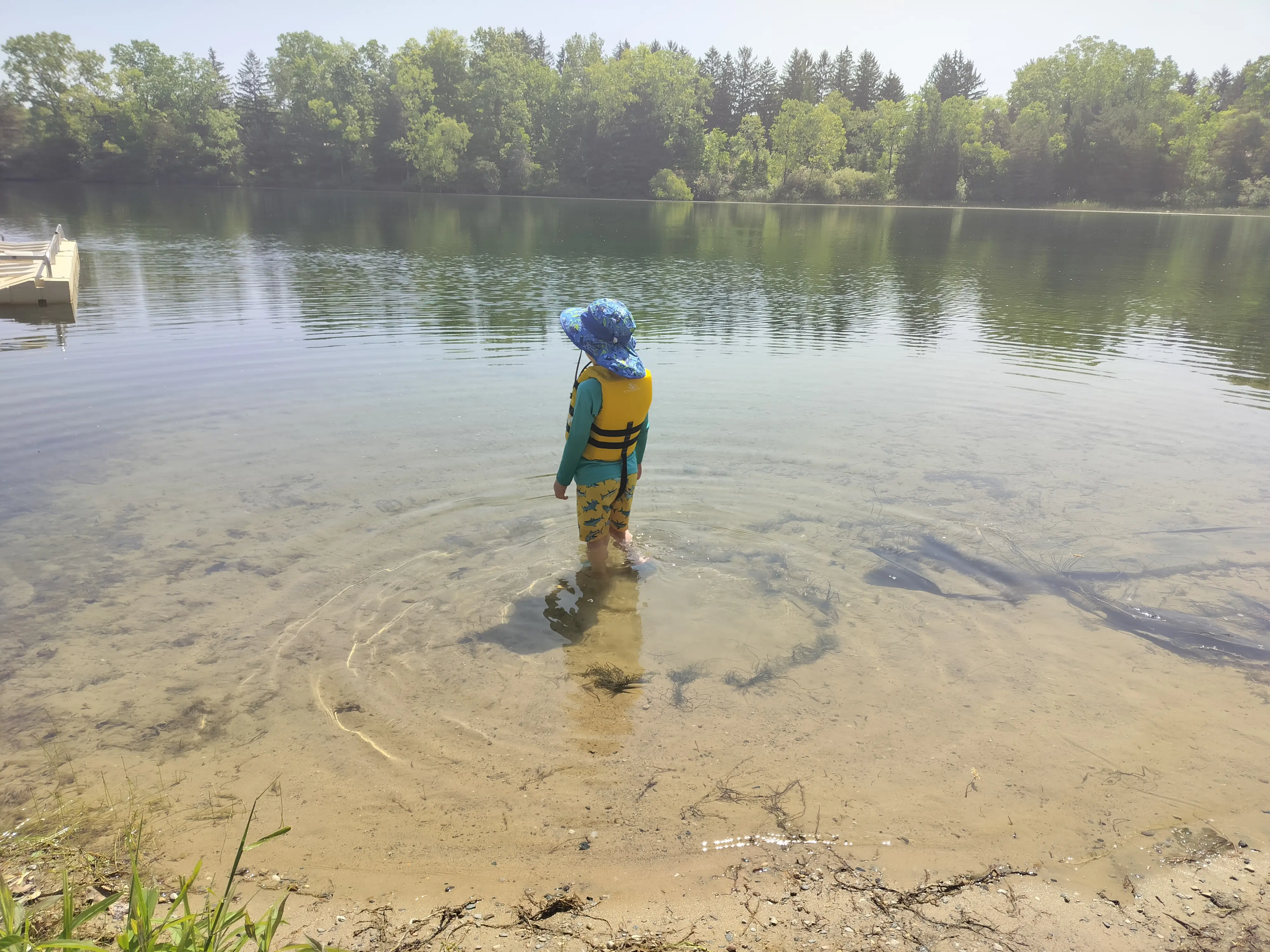 Enfant debout dans un lac