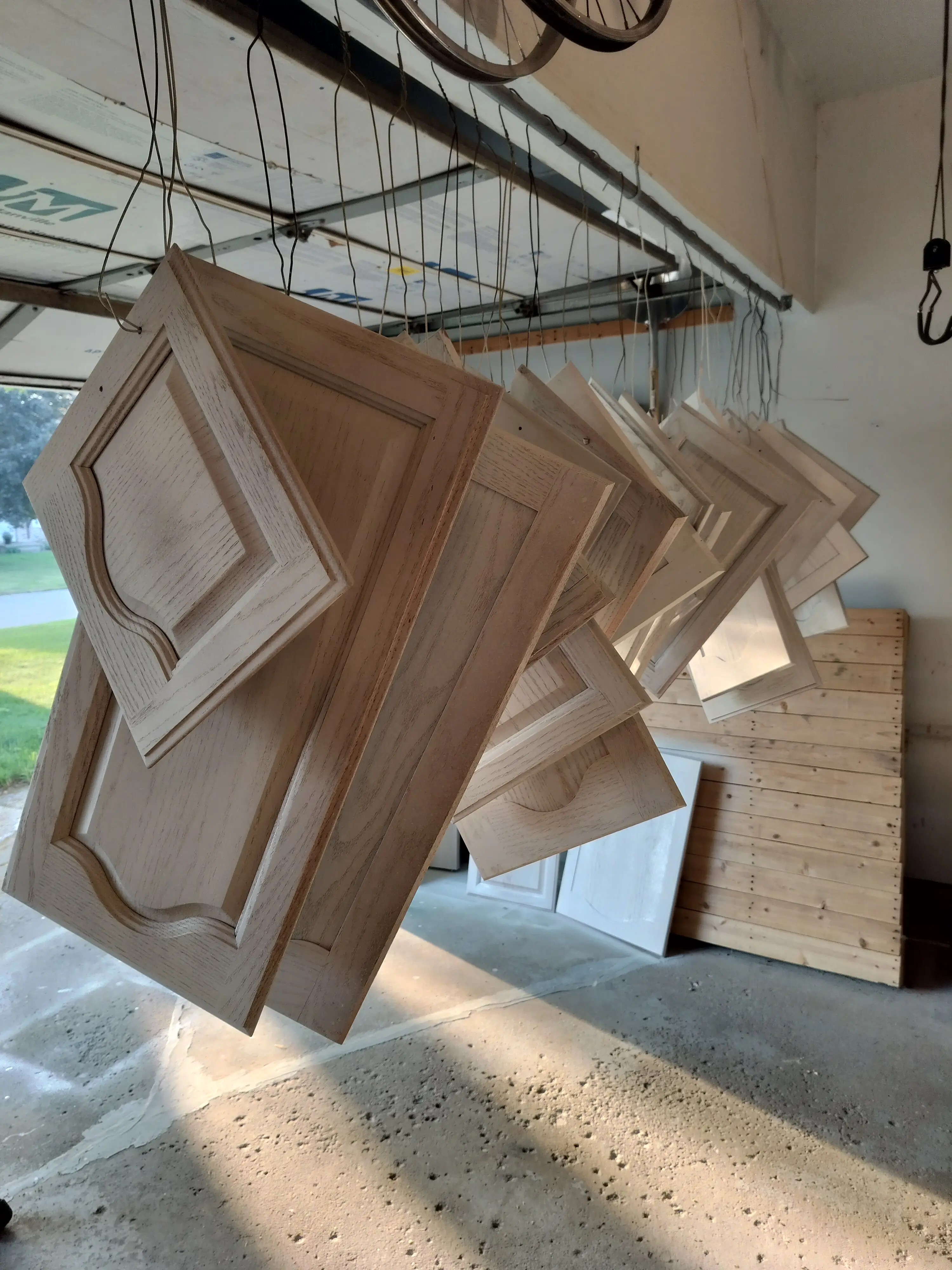 Portes d'armoires suspendues dans un garage