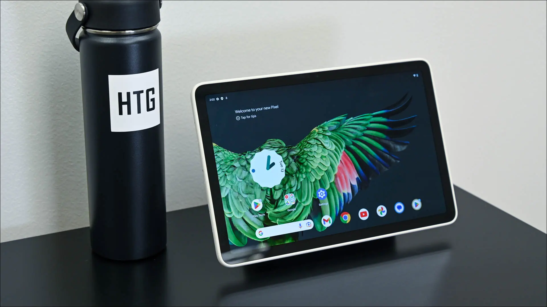 Il Google Pixel Tablet con la schermata iniziale aperta