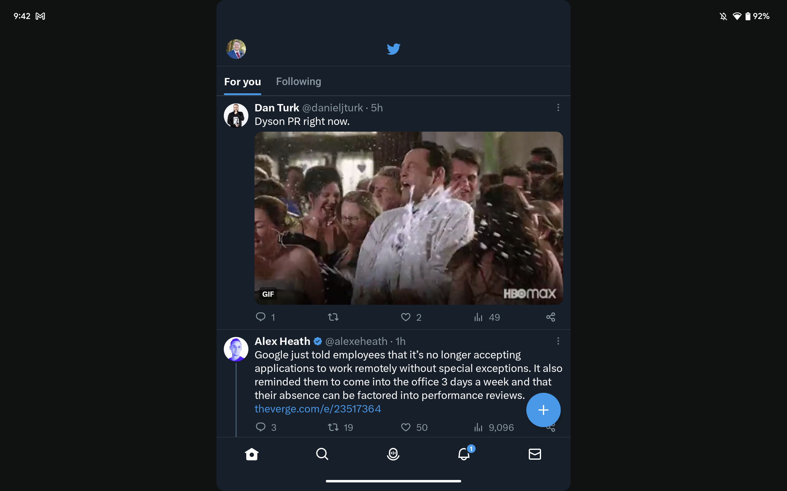 แอพมือถือ Twitter ตรงกลางหน้าจอของ Google Pixel Tablet