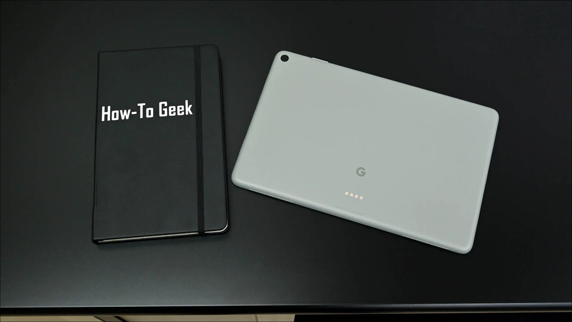 Parte posteriore del Google Pixel Tablet accanto a un notebook