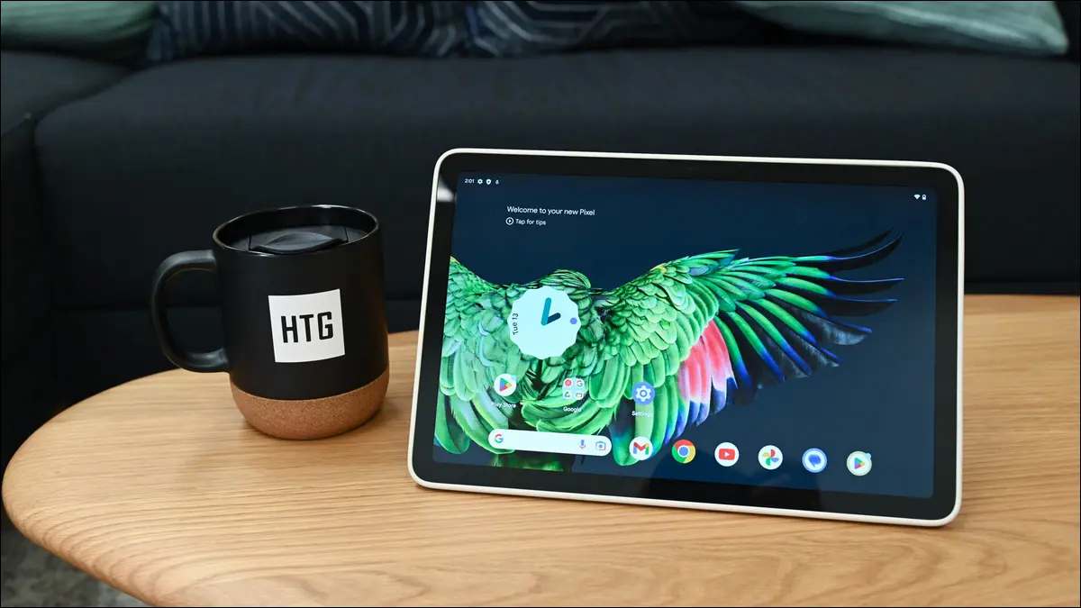 Il Google Pixel Tablet con la schermata iniziale aperta