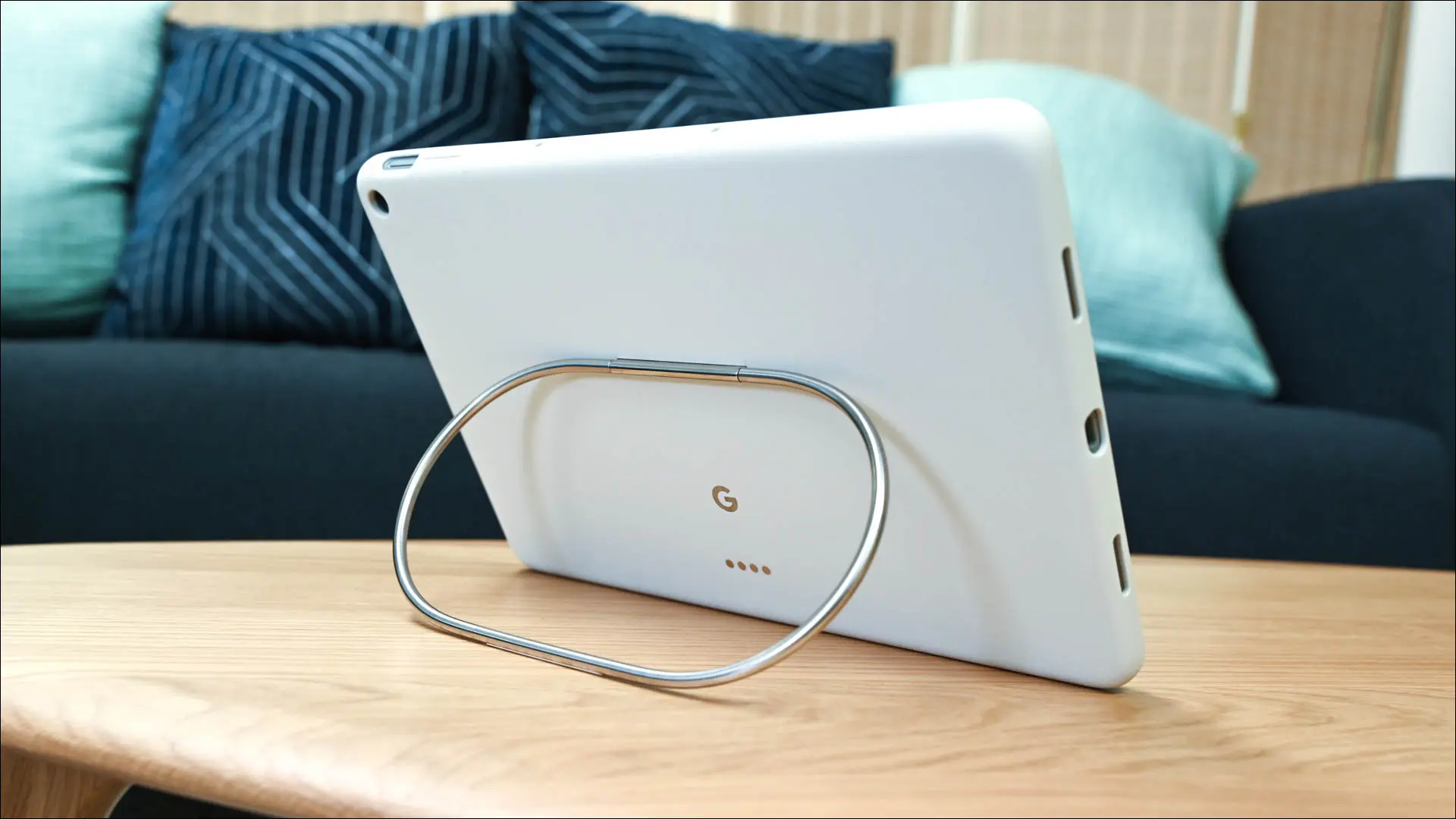 جهاز Google Pixel Tablet مدعوم بمسند على العلبة