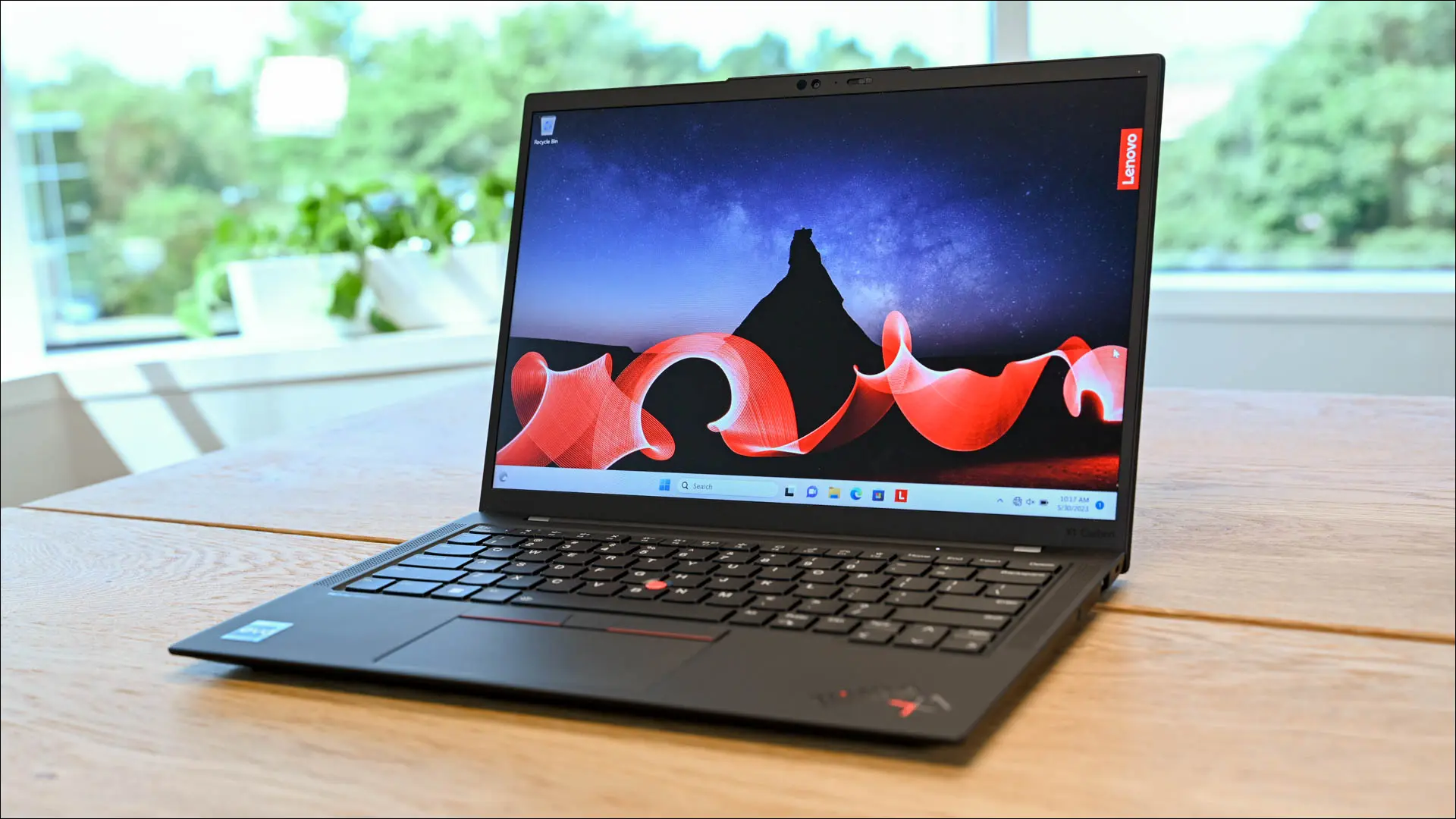 Lenovo X1 Carbon（第 11 代）在桌子上打开