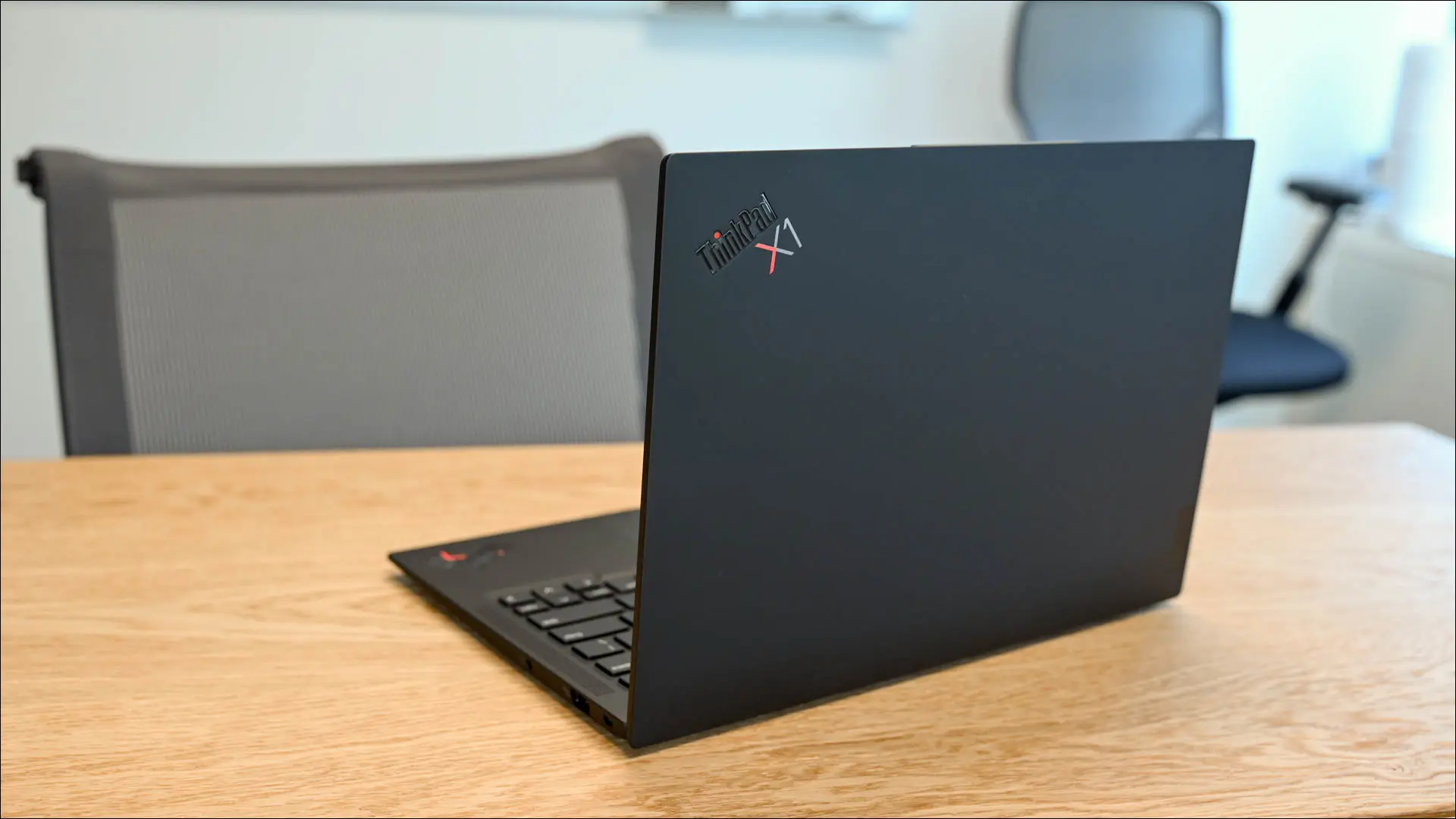 Arrière du Lenovo X1 Carbon (Gen 11) ouvert sur une table