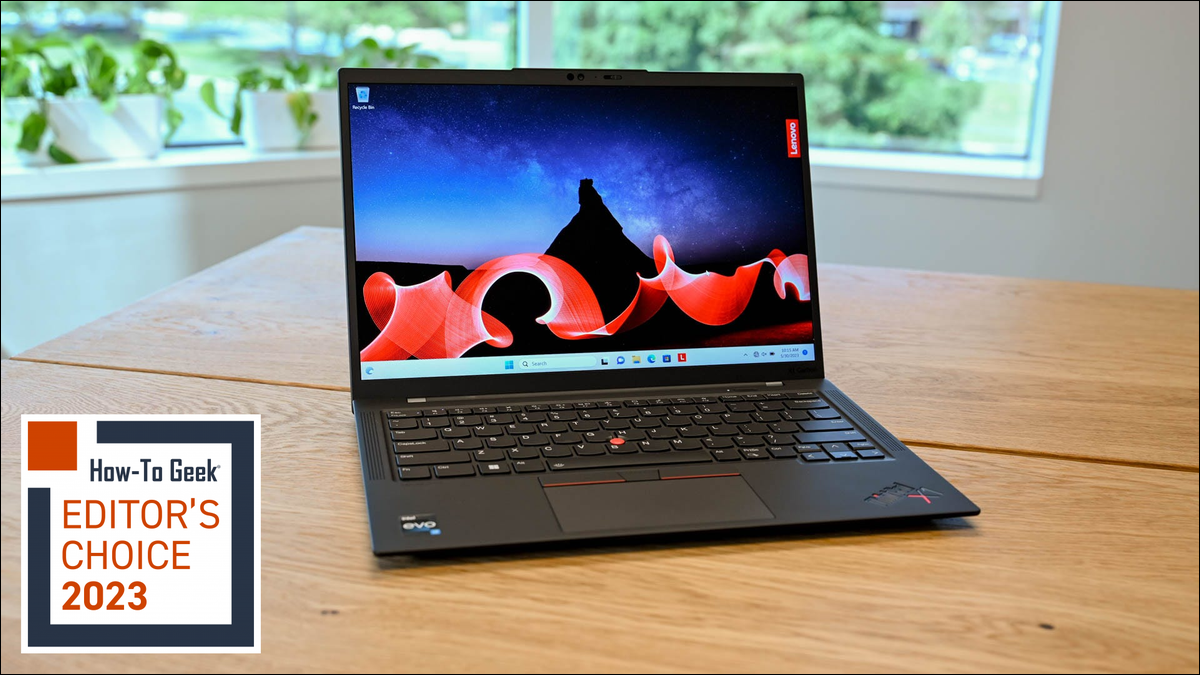 Lenovo X1 Carbon (Gen 11) ouvert sur une table