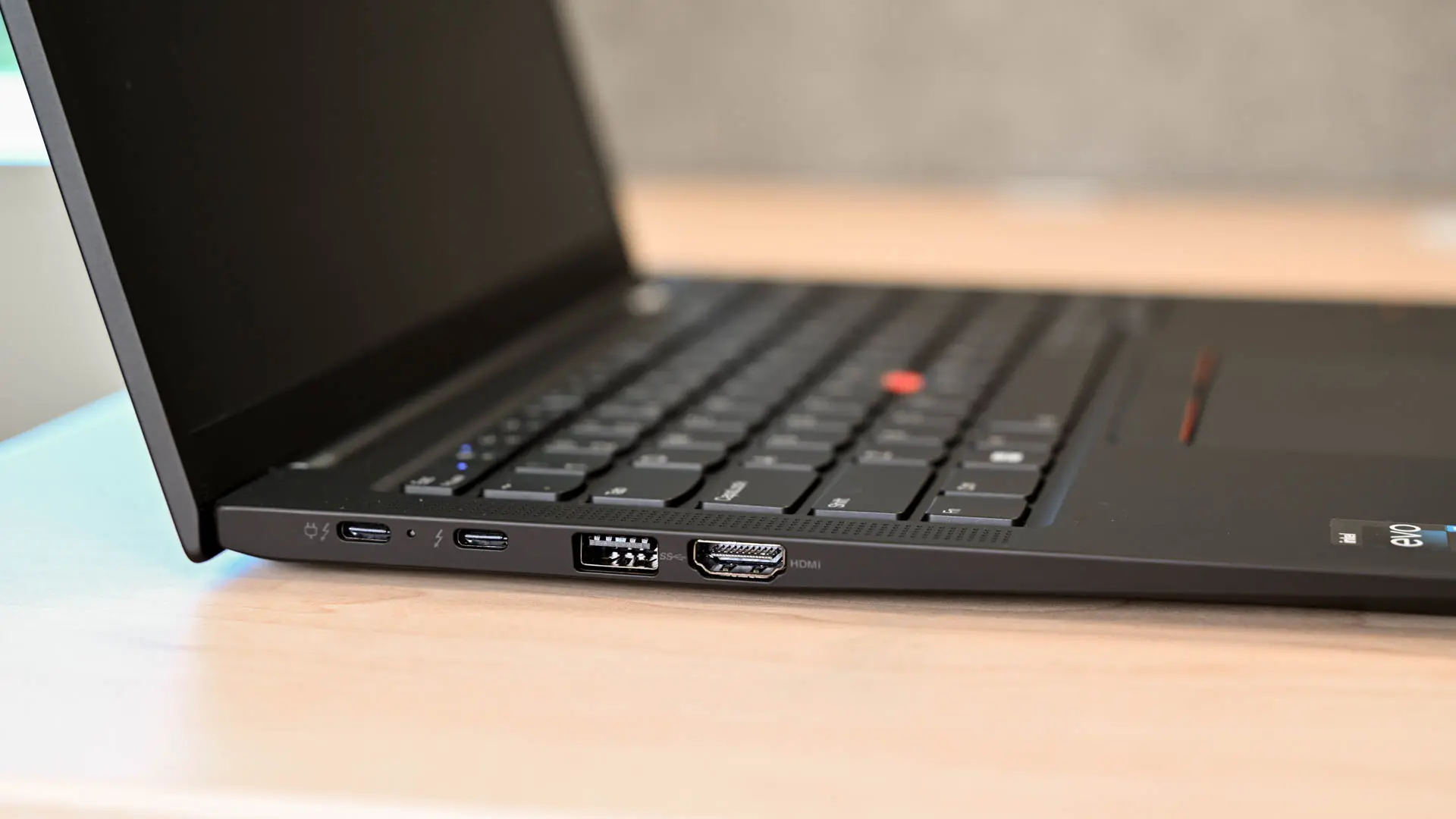 Côté gauche du Lenovo X1 Carbon (Gen 11)