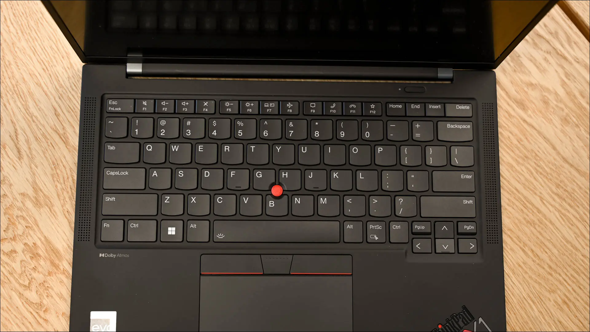 Primo piano della tastiera del Lenovo X1 Carbon (Gen 11).