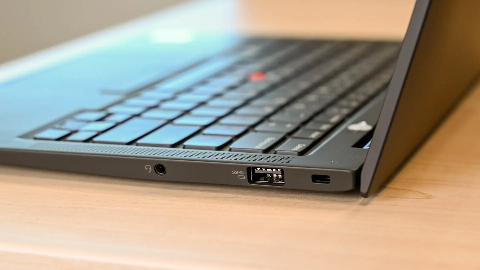 Lato destro di Lenovo X1 Carbon (Gen 11)